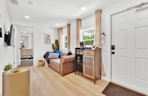Parker Ridge Apartment | Designer Retreat with Child-Friendly Amenities - Palm Wave