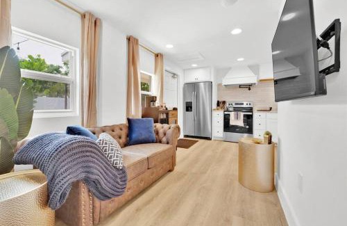 Parker Ridge Apartment | Designer Retreat with Child-Friendly Amenities - Palm Wave