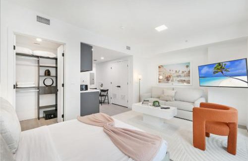 Downtown Miami Apartment | Designer Studio Downtown Miami with Rooftop Pool and Gym