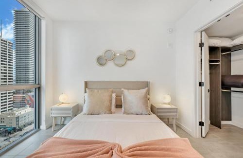 Downtown Miami Apartment | Designer Studio Downtown Miami with Rooftop Pool and Gym