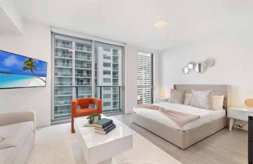 Downtown Miami Apartment | Designer Studio Downtown Miami with Rooftop Pool and Gym