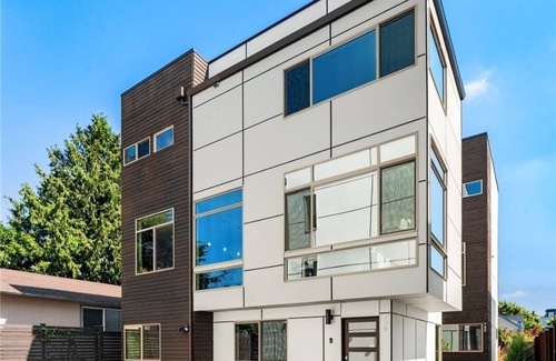 Atlantic House | Urban Designer Retreat with Rooftop Deck & Fireplace