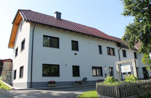 Waldburg Apartment | Charming Desl's Little Farm: Pet-Friendly Retreat with Dining