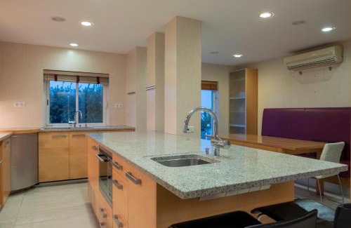 Praia del Rei Villa | Elegant V6: Ocean View, Pet Friendly & Pool Access