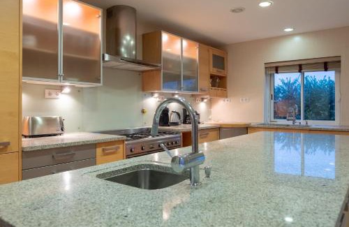 Praia del Rei Villa | Elegant V6: Ocean View, Pet Friendly & Pool Access