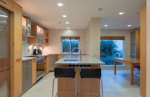 Praia del Rei Villa | Elegant V6: Ocean View, Pet Friendly & Pool Access