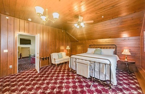 Daniels Hill Apartment | Desperado Hotel: King Bed Retreat for Families & Pets