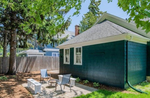 Appleton House | Explore Destination Downtown: Family-Friendly 2 Bed Retreat
