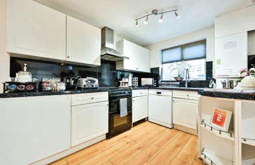 North Woolwich House | Discover London Docklands: Family-Friendly Pet Welcome Stay