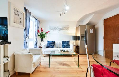 North Woolwich House | Discover London Docklands: Family-Friendly Pet Welcome Stay