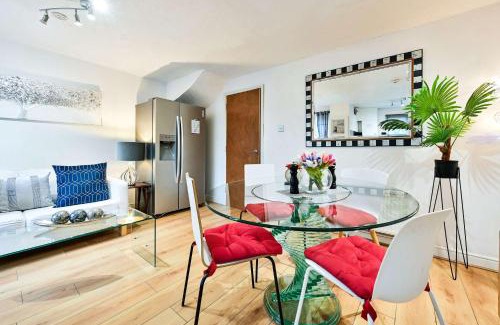 North Woolwich House | Discover London Docklands: Family-Friendly Pet Welcome Stay