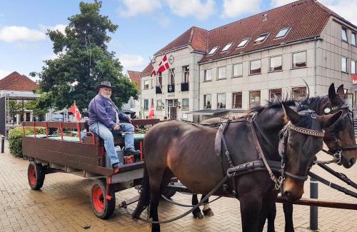 Grasten Hotel | Discover Det Gamle Rådhus: Family-Friendly Comfort Awaits