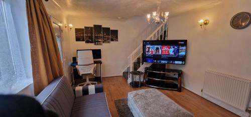 Leicester House | Detached 3 Bedroom House in Leicester with Private Parking