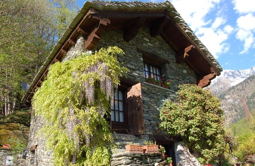 Croveo House | Rustico Retreat with Inviting Garden and Lake Views