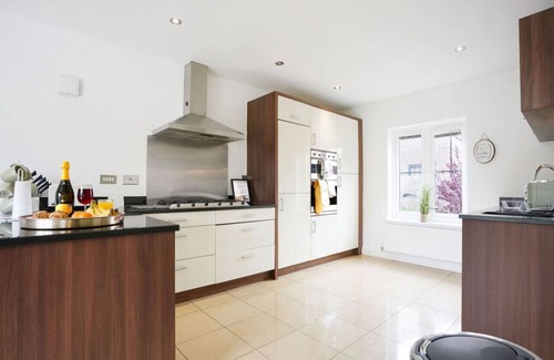 Newport Pagnell House | Modern 6 Bedroom Retreat with Pool & Fast Wifi Access