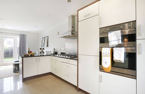 Newport Pagnell House | Modern 6 Bedroom Retreat with Pool & Fast Wifi Access