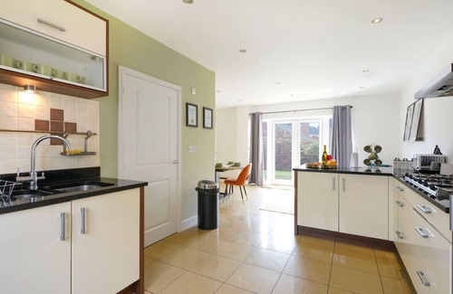 Newport Pagnell House | Modern 6 Bedroom Retreat with Pool & Fast Wifi Access
