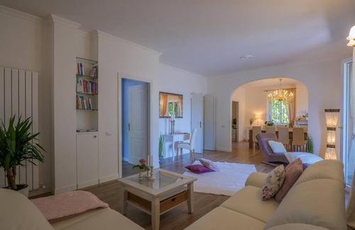 Laveno House | Detached 9½ room house with terrace, garden pond and fitness room