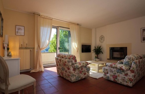 Laveno House | Detached 9½ room house with terrace, garden pond and fitness room