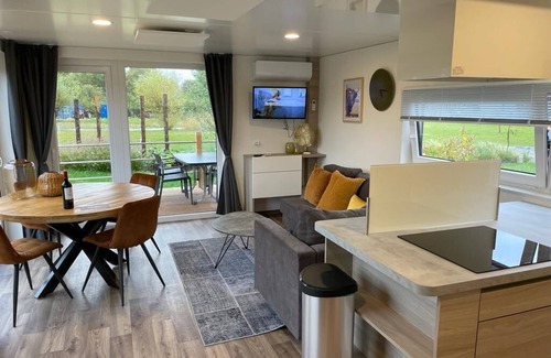 Biddinghuizen House | Inviting 2-Bedroom Chalet with Pet-Friendly Amenities