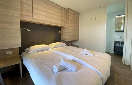 Dordtse Biesbosch Ski Chalet | Cozy 2-Bedroom Chalet: Family-Friendly with Kitchen Amenities