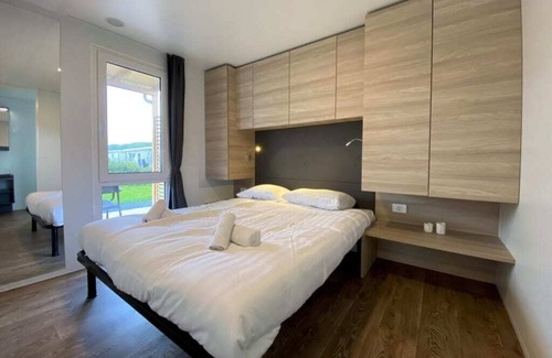 Dordtse Biesbosch Ski Chalet | Cozy 2-Bedroom Chalet: Family-Friendly with Kitchen Amenities