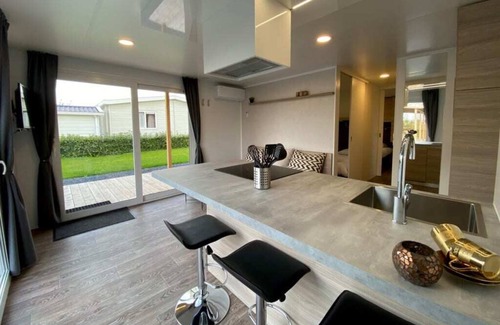 Dordtse Biesbosch Ski Chalet | Cozy 2-Bedroom Chalet: Family-Friendly with Kitchen Amenities