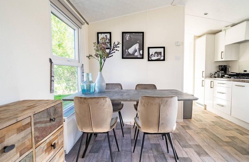 Linden House | Cozy Two-Bedroom Chalet with Kitchen & Pet-Friendly Amenities