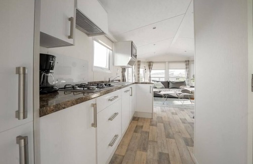 Linden House | Cozy Two-Bedroom Chalet with Kitchen & Pet-Friendly Amenities