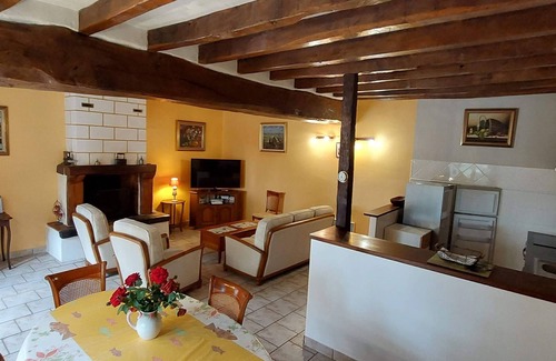 Val d’Erdre-Auxence Cottage | Scenic Country House with Private Fishing Pond & Pet Friendly