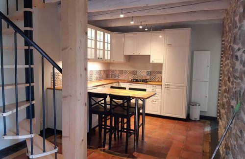 Saint-Bres Cottage | Inviting Detached Cottage with Pool on Expansive Property