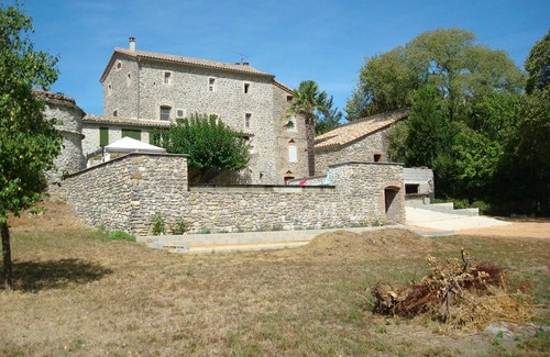 Saint-Bres Cottage | Inviting Detached Cottage with Pool on Expansive Property