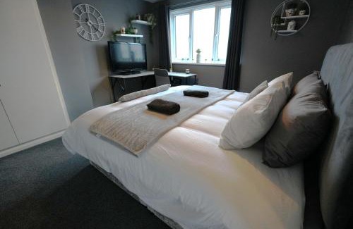 Leyland House | Detached Homestay - Super, King & Double Rooms - Leyland, Preston, Chorley, Lancashire