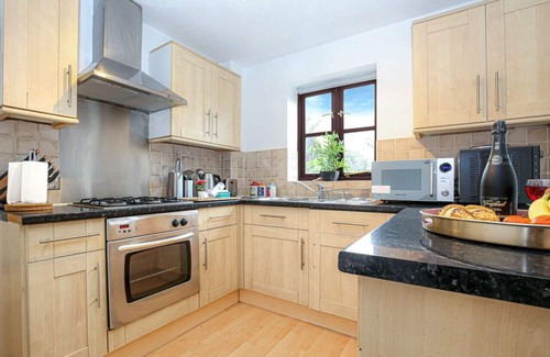 Milton Keynes House | Modern Detached House in Central MK with Parking & Wifi
