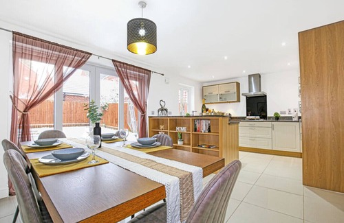 Deanshanger House | Family-Friendly Detached House in Deanshanger, Milton Keynes