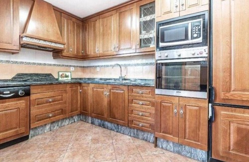 Plaza de Toros-Doctores-San Lazaro Apartment | Family-Friendly Detached House in Scenic Granada