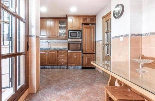 Plaza de Toros-Doctores-San Lazaro Apartment | Family-Friendly Detached House in Scenic Granada