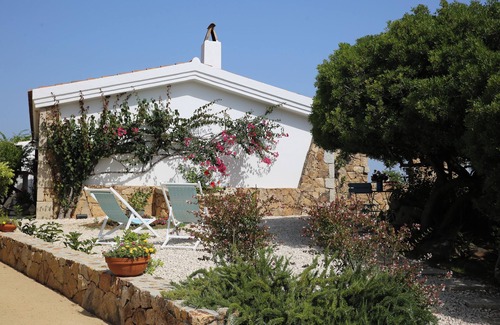 Tanaunella House | Inviting Detached House with Ocean View and Hot Tub