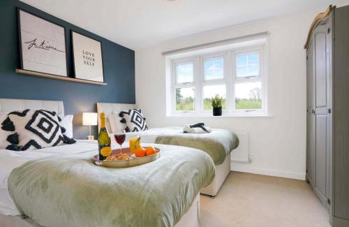 Northampton House | Modern Detached House with Free Parking & Smart TV by Yoko Property