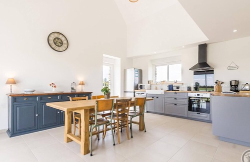 Pontorson Cottage | Gite Pontorson: Family-Friendly Retreat with Spa & Breakfast