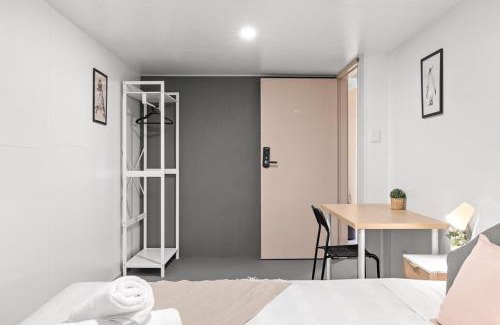 Pymble House | Cozy Queen Room - Steps from Shops & Stations with Kitchen