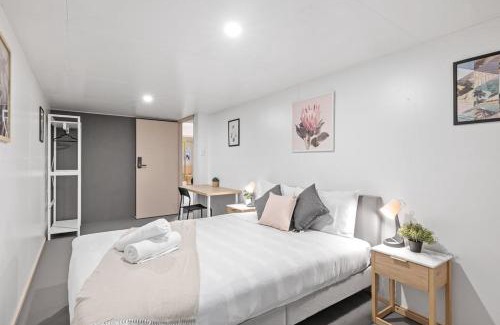 Pymble House | Cozy Queen Room - Steps from Shops & Stations with Kitchen