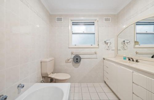 Pymble House | Cozy Queen Room - Steps from Shops & Stations with Kitchen