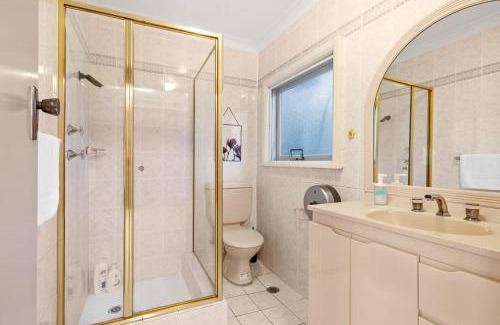 Pymble House | Cozy Queen Room - Steps from Shops & Stations with Kitchen