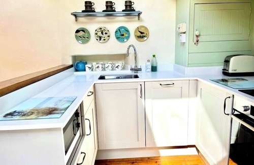 Kendal Cottage | Romantic Barn Retreat with Beautiful Views and Pool Access