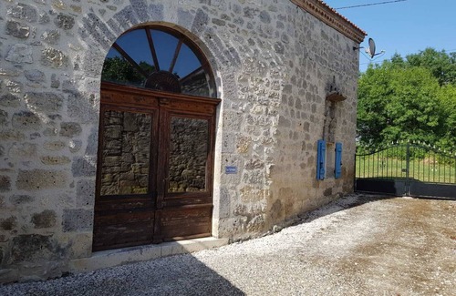 Lacepede House | Top-Rated Detached Stone Barn with Pool & Pet-Friendly Perks