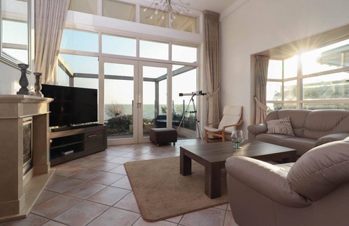 Makkum Cabin | Idyllic Villa by the IJsselmeer with Family-Friendly Amenities