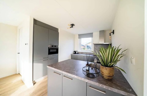Linden House | Spacious Six-Bedroom Villa with Pet-Friendly Amenities