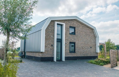 Linden House | Spacious Six-Bedroom Villa with Pet-Friendly Amenities