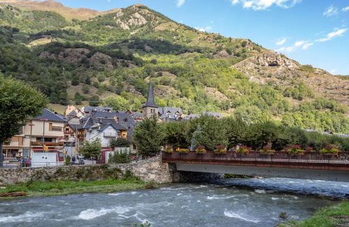 Bossost House | Family-Friendly Stays at Deth Nord: Pet Welcoming Retreat